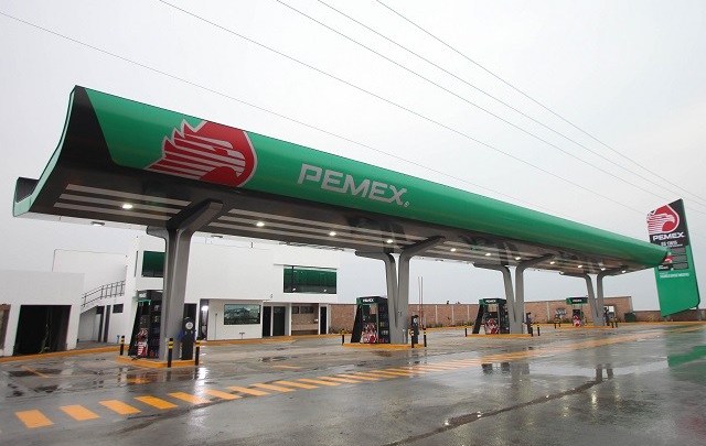 Rompen dominio de Pemex, dan 145 permisos para surtir gasolina